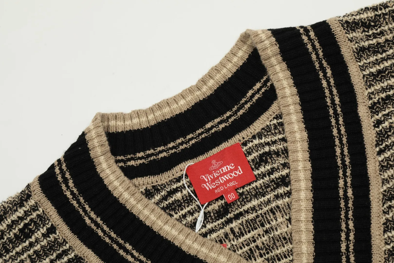 VIVI123 vivienne west wood Tokyo limited show in October 24 is coming. Really good-looking. 5 colors of different threads interlaced and woven. Embroidered logo LoGo icon. Big letter buttons. West Queen Vivienne heavy industry show limited cardigan. Knitted sweater wool. 2024 autumn latest style. Size: S -M- L. Color: brown, blue and purple.